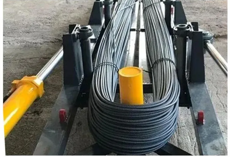 Automatic bundling unit holding coiled rebar